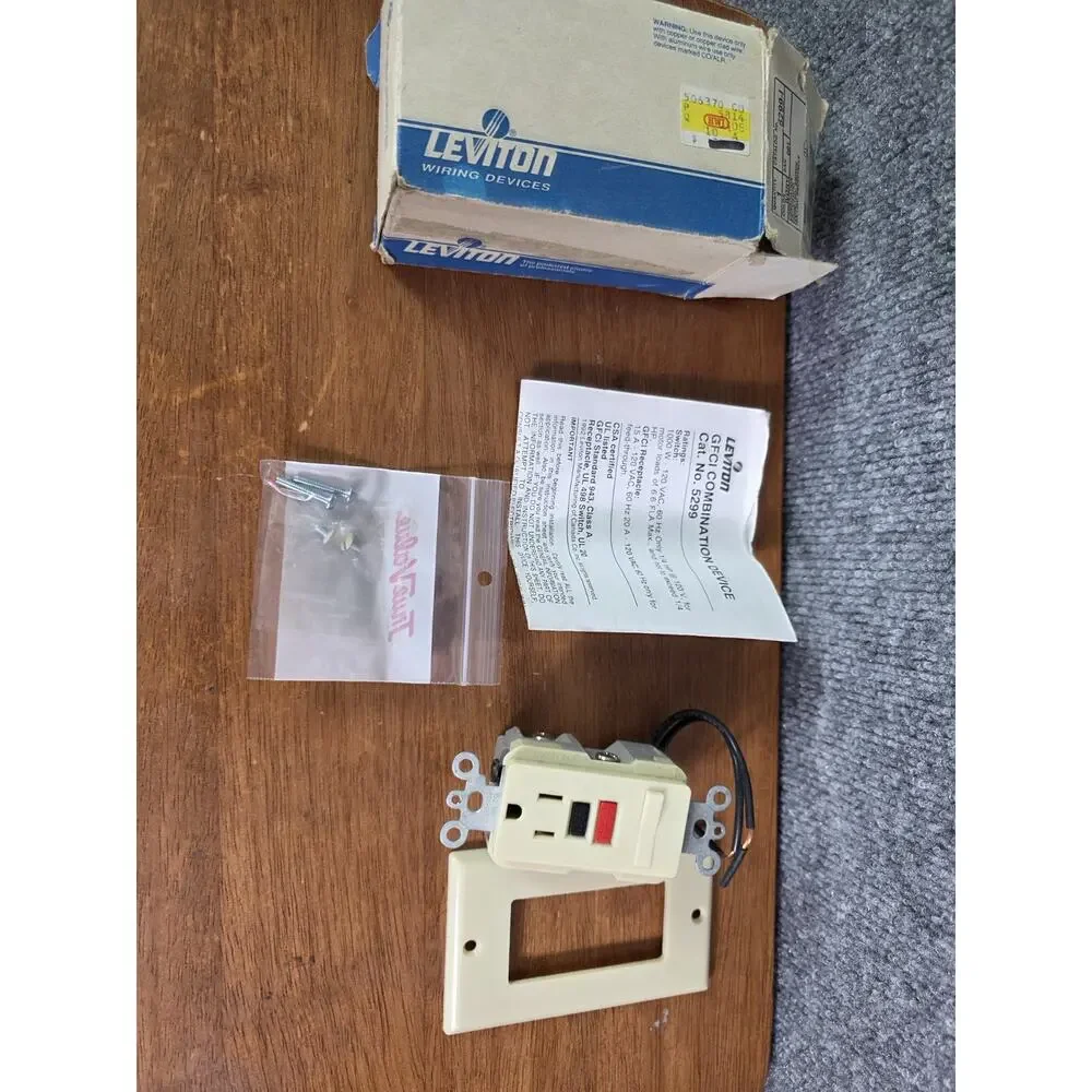 Leviton GFCI Outlet 15 Amp Combination Device Switch Ivory